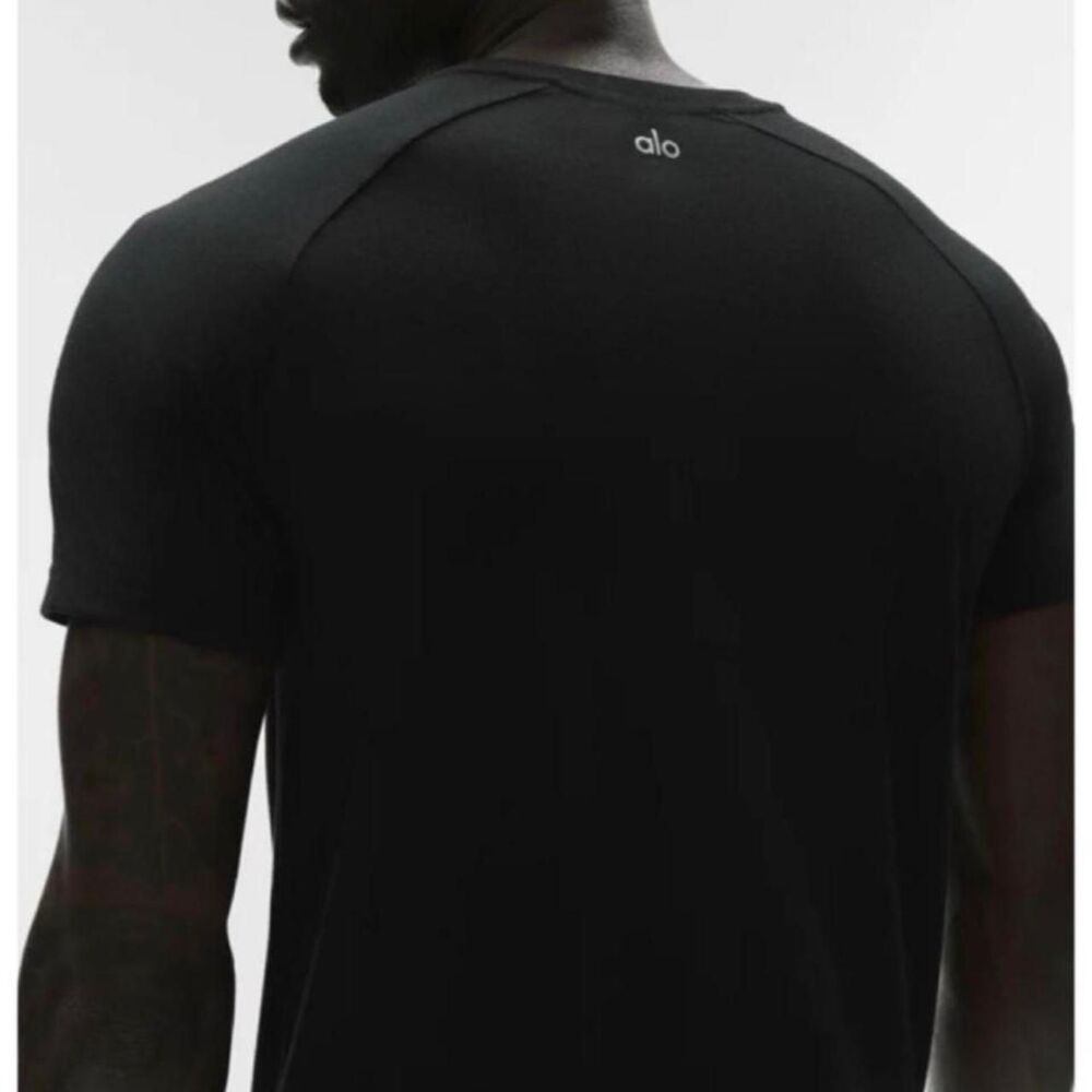 Men’s Alo Yoga The Triumph V-Neck T-Shirt in black Size Medium